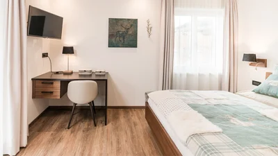 Desk and window of the double bedroom of the apartment Saslonch in Ortisei 