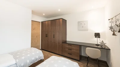 Wardrobe and desk of the twin bedroom in apartment Saslonch in Ortisei 