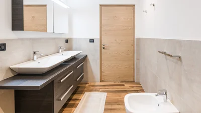Bathroom with two separate washbasins of the apartment Saslonch in Ortisei 