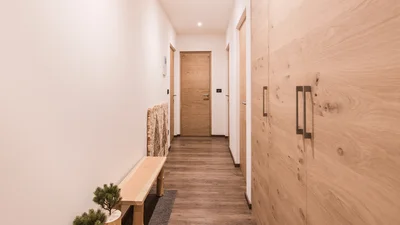 Entrance and hallway with large wardrobe of the apartment Saslonch in Ortisei