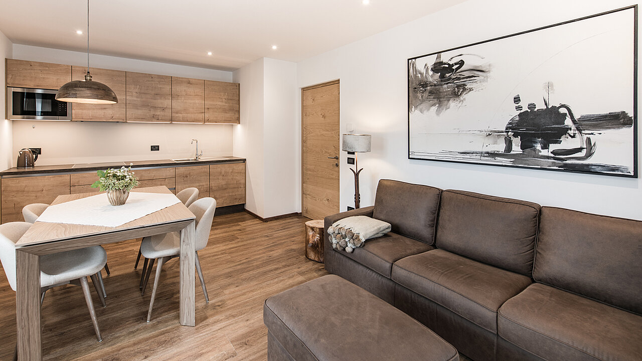 Küche mit Esstisch und Sofa des Apartments Seceda in St. Ulrich