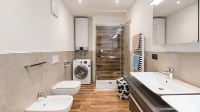Bathroom with shower and washer/dryer of the apartment Saslonch in Ortisei