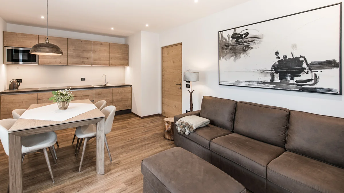 Kitchen, dining table and couch of the apartment Seceda in Ortisei