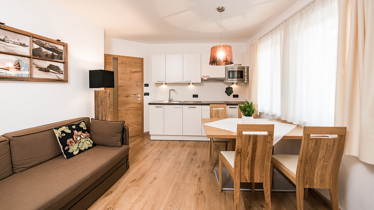 Zona giorno e cucina dell'appartamento Resciesa a Ortisei