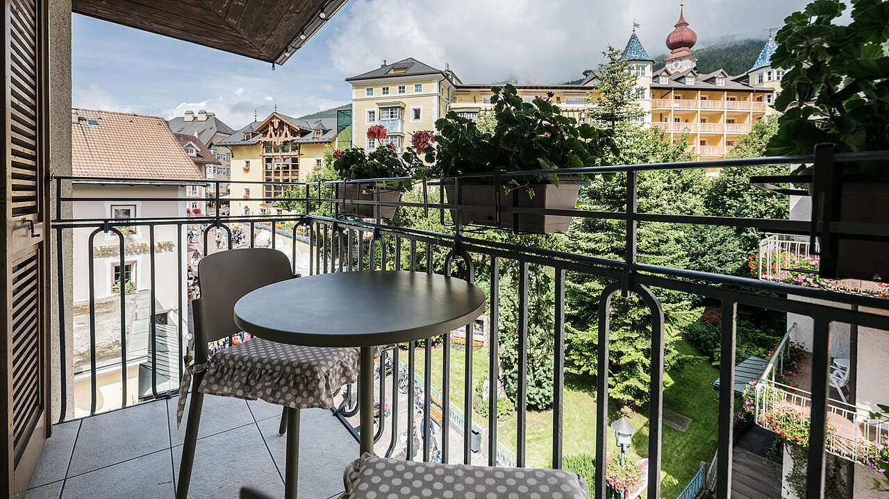 Vista dal balcone dell'appartamento Resciesa verso l'hotel Adler a Ortisei