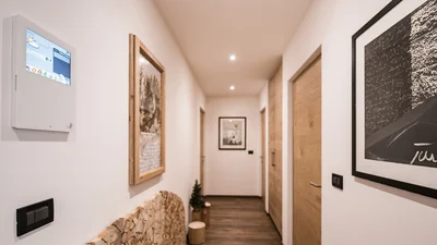 Entrance and hallway with wardrobe of the apartment Seceda in Ortisei